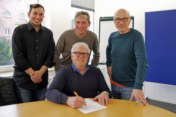 Die Gastronomen Tassilo Heine, Frank Südfeld (von links nach rechts) und Klaus Gerner (sitzt) unterschreiben die freiwillige Selbstverpflichtung keine Feuerwerke in Elpe und Ried zu zünden. Sie hatten sich auf den Vorschlag von Bürgermeister Fred Topla