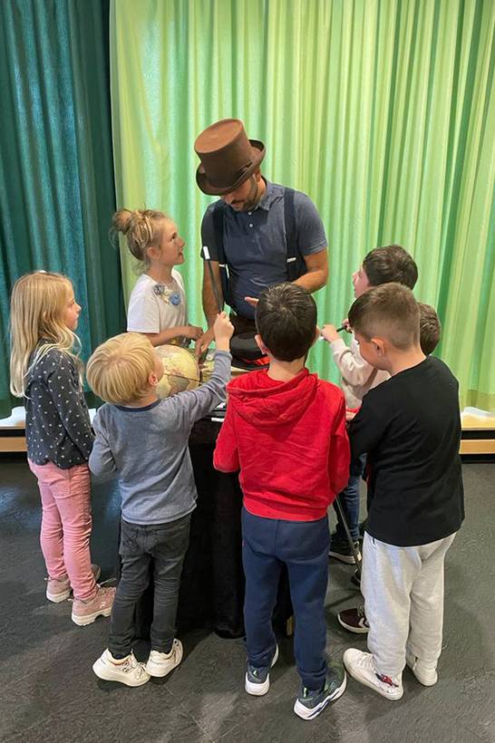 Im Fokus des Zauberworkshops standen die Kinder mit ihren individuellen Fähigkeiten. Sie überlegten sich passende Geschichten, die sie zu den Tricks erzählen können. Im Fokus des Zauberworkshops standen die Kinder mit ihren individuellen Fähigkeiten. Sie überlegten sich passende Geschichten, die sie zu den Tricks erzählen können.