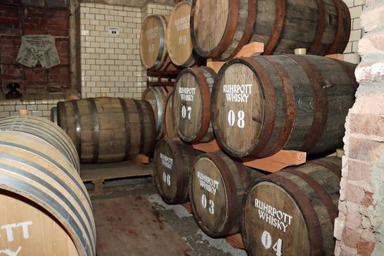 Unterhalb der Maschinenhalle lagern die Fässer für den „Ruhrpott Whisky“.