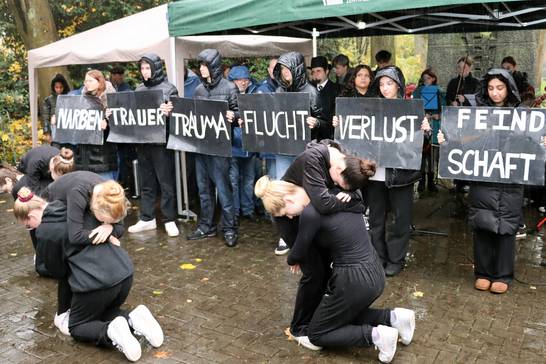Schülerinnen und Schüler der Martin-Luther-Schule tragen mit einer tänzerischen Darbietung und einer Plakataktion zum Volkstrauertag 2024 bei. (Foto: Stadt Herten_Marco Baron) Schülerinnen und Schüler der Martin-Luther-Schule tragen mit einer tänzerischen Darbietung und einer Plakataktion zum Volkstrauertag 2024 bei. (Foto: Stadt Herten_Marco Baron)