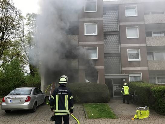 Beim Eintreffen der ersten Kräfte kam dichter, schwarzer Rauch aus einer Wohnung im Erdgeschoss. Beim Eintreffen der ersten Kräfte kam dichter, schwarzer Rauch aus einer Wohnung im Erdgeschoss.