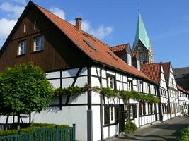 Fachwerkhäuser mit Kirche im Hintergrund