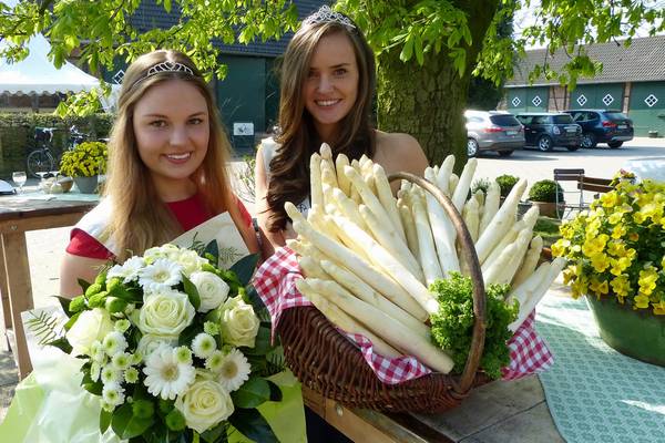 Die neue amtierende Spargelkönigin Pauline I. für die Spargelstraße NRW (links) und die Hertener Spargelkönigin Christina I. zu Gast auf dem Spargelhof Schulte-Scherlebeck.