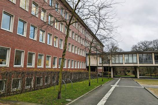 Dank neuer weißer Pflasterplatten mit Noppen- und Rippenmuster können Menschen mit Sehbehinderung das Hertener Rathaus besser erreichen (Foto: Stadt Herten). Dank neuer weißer Pflasterplatten mit Noppen- und Rippenmuster können Menschen mit Sehbehinderung das Hertener Rathaus besser erreichen (Foto: Stadt Herten).