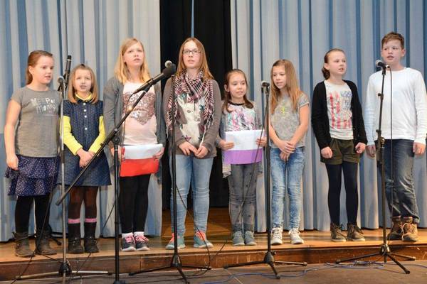 Der Kinderchor „Stimmt“ der Musikschule präsentiert Lieder, Tänze und kleine Szenen aus den bekannten Verfilmungen der Bücher von Astrid Lindgren. (Foto: Heinz-Jürgen Bourichter)