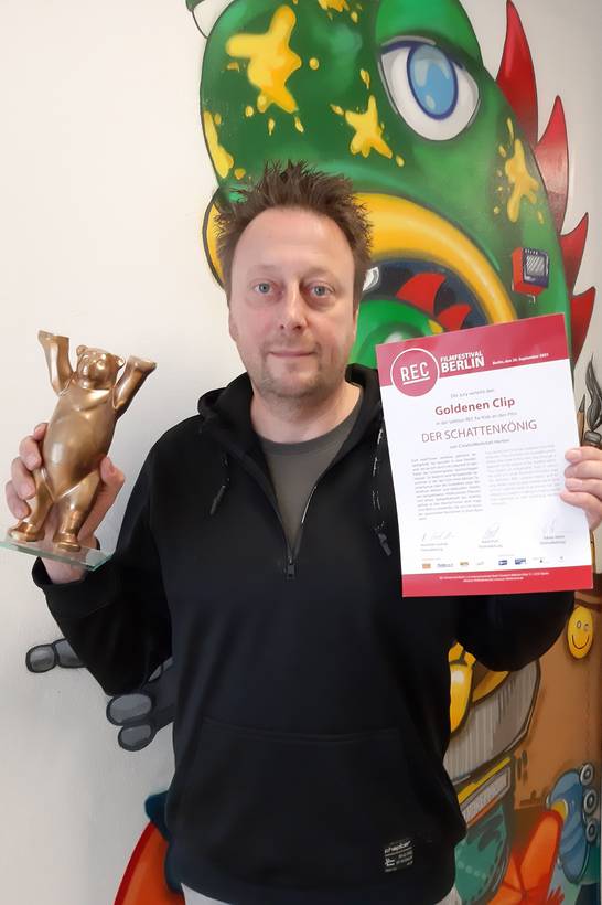Thomas Buchenau hält den ersten Preis des internationalen Trickfilmfestivals "REC for Kids" in den Händen: ein echter "Buddy Bär" aus Berlin plus Urkunde. 