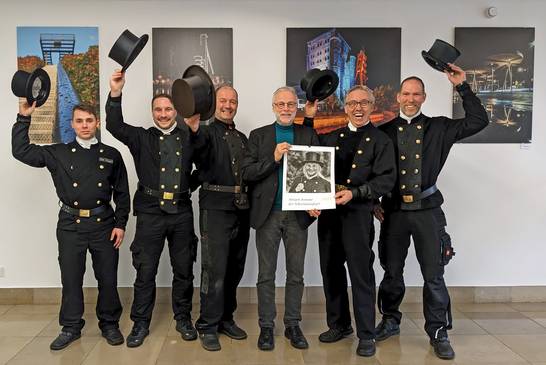 Traditionell zum Jahresbeginn empfing Bürgermeister Matthias Müller (3. v. r.) die Schornsteinfeger im Hertener Rathaus. Dean Nowack (v. l.), Benjamin Buckstegge, Heiko Stein, Martin Dodot und Kalle Hesselfort überreichten ihm einen Schornsteinfeger-Wandkalender und wünschten für das neue Jahr viel Glück und alles Gute (Foto: Stadt Herten).    

