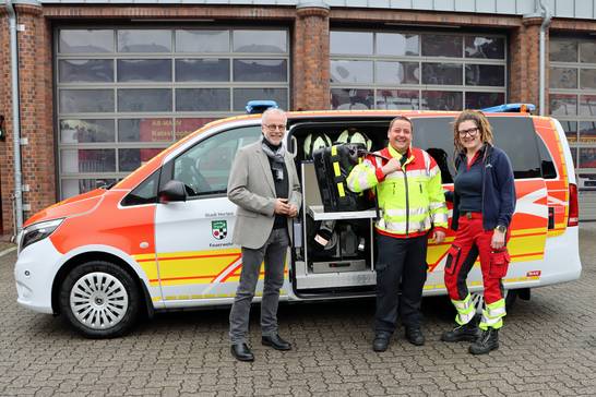 Julia Meeßen (Notärztin im Gertudishospital), Bürgermeister Matthias Müller und Manuel Neisius (Notarzt im St.-Elisabeth-Hospital) konnten sich vor Ort von den Vorzügen des neuen Fahrzeugs überzeugen.