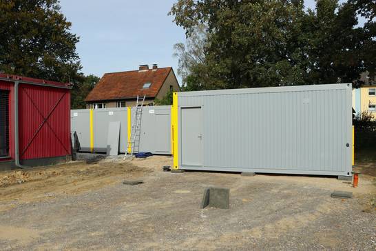 Nach der Positionierung folgten noch abschließende Arbeiten am Schulhof. Nach der Positionierung folgten noch abschließende Arbeiten am Schulhof.