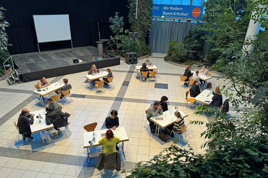 In der vergangenen Woche haben acht Politikerinnen und Politiker der Hertener Ratsparteien – CDU, SPD, Die Grünen, die Familienpartei, TOP und LOS – beim Speed-Dating der VHS Herten im Glashaus elf interessierten Schülerinnen und Schülern Rede und Antwort gestanden. 