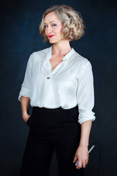 Die Klavierkabarettistin Anne Folger bringt ihr aktuelles Bühnenprogramm „Spielversprechend“ nach Herten (Foto: Ellen Schmauss).