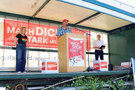 Thomas Prinz, DGB-Vorsitzender des Ortsverbands Herten, betonte in seiner Rede die wichtige Rolle von Gewerkschaften in Zeiten von Krisen. Thomas Prinz, DGB-Vorsitzender des Ortsverbands Herten, betonte in seiner Rede die wichtige Rolle von Gewerkschaften in Zeiten von Krisen.