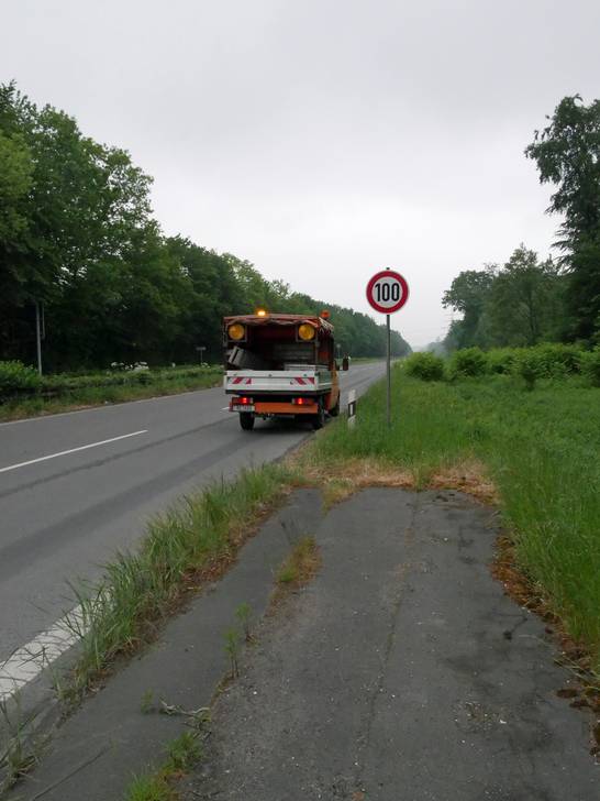 Heute Vormittag wurden die neuen Verkehrsschilder montiert.