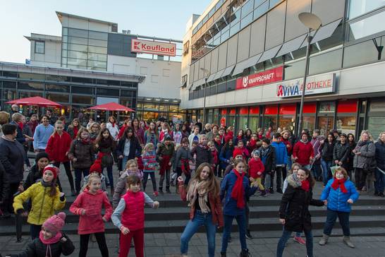 Zu dem Lied 'Breaking the chains' tanzten die Teilnehmenden gemeinsam und setzten damit ein Zeichen gegen Gewalt an Frauen.