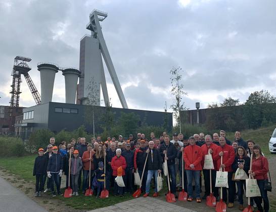 Gemeinsam mit Bürgermeister Fred Toplak, Stadtbaurat Christoph Heidenreich und Mitarbeitenden des ZBH pflanzten einige Spenderinnen und Spender am 3. Oktober die neuen Bäume auf dem Gelände von Schlägel & Eisen.
