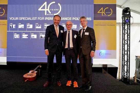 (v.l.n.r.) Christian Westphal, Geschäftsleiter der Ter Plastics Polymer Group Deutschland, Bürgermeister Fred Toplak und Dr. Wolf Köhler, Leiter des operativen Geschäfts von Ter Plastics auf dem Firmenjubiläum.
(v.l.n.r.) Christian Westphal, Geschäftsleiter der Ter Plastics Polymer Group Deutschland, Bürgermeister Fred Toplak und Dr. Wolf Köhler, Leiter des operativen Geschäfts von Ter Plastics auf dem Firmenjubiläum.