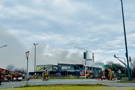 Das Gebäude des Gewerbebetriebs an der Hohewardstraße in Herten-Süd musste die Feuerwehr kontrolliert abbrennen lassen. Am Donnerstag, 29. Februar, um 23 Uhr konnte die Feuerwehr Entwarnung geben. (Foto: Feuerwehr Recklinghausen)