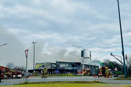Das Gebäude des Gewerbebetriebs an der Hohewardstraße in Herten-Süd musste die Feuerwehr kontrolliert abbrennen lassen. Am Donnerstag, 29. Februar, um 23 Uhr konnte die Feuerwehr Entwarnung geben. (Foto: Feuerwehr Recklinghausen) Das Gebäude des Gewerbebetriebs an der Hohewardstraße in Herten-Süd musste die Feuerwehr kontrolliert abbrennen lassen. Am Donnerstag, 29. Februar, um 23 Uhr konnte die Feuerwehr Entwarnung geben. (Foto: Feuerwehr Recklinghausen)