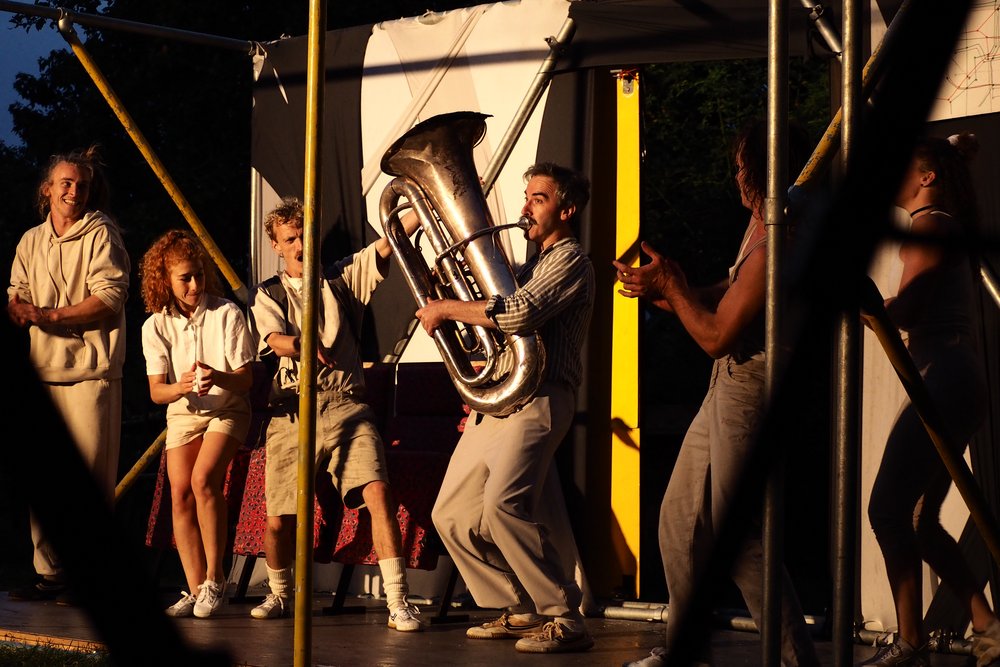 Straßentheater „Now Departing“ von A Movement of Humans - Musik auf der Reise