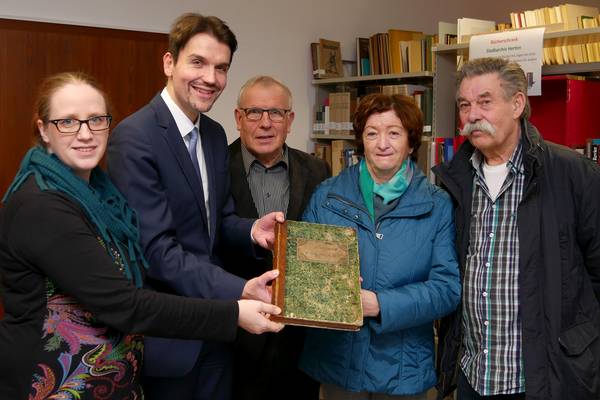 Kirsten Noetzel, Leiterin des Stadtarchives, Bürgermeister Dr. Uli Paetzel, Hans-Jochen Schräjahr, Elimar Koch und Günter Koch (v.l.) bei der Übergabe der Westerholter Chronik an das Stadtarchiv Herten. 