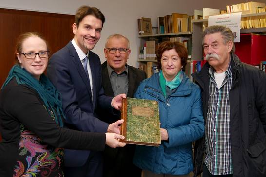 Kirsten Noetzel, Leiterin des Stadtarchives, Bürgermeister Dr. Uli Paetzel, Hans-Jochen Schräjahr, Elimar Koch und Günter Koch (v.l.) bei der Übergabe der Westerholter Chronik an das Stadtarchiv Herten. 