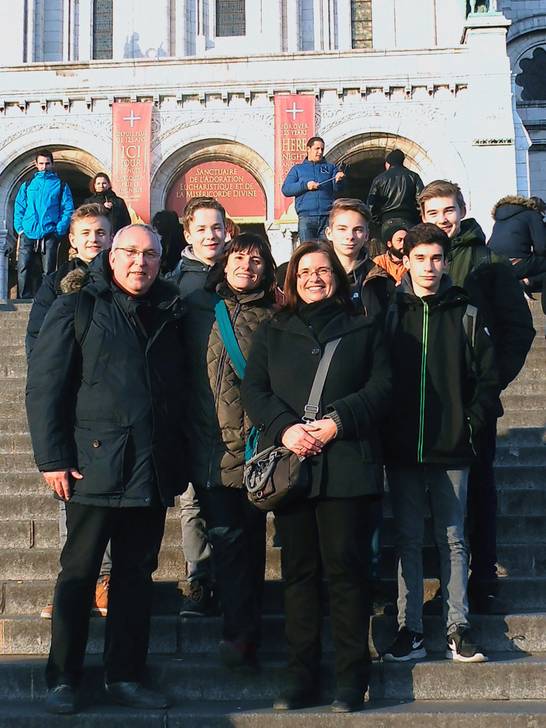 Vor der Basilika Sacré Cœur von links: Til Chochollek, Detlef Fronda, Lukas Kampermann, Anja Thiele, Silvia Godde, Erik Rauter, Leon Kesseboom und Tom Ahmann. Vor der Basilika Sacré Cœur von links: Til Chochollek, Detlef Fronda, Lukas Kampermann, Anja Thiele, Silvia Godde, Erik Rauter, Leon Kesseboom und Tom Ahmann.