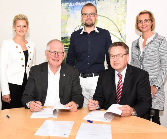 Landrat Cay Süberkrüb (vo., l.) und Dr. Stephan Schnitzler, Geschäftsführer der Phoenix development GmbH (vo., r.) unterzeichnen den Mietvertrag für das Jobcenter in Herten im neuen Einkaufs- und Dienstleistungszentrum im Beisein von (hi., v.l.) Krei Landrat Cay Süberkrüb (vo., l.) und Dr. Stephan Schnitzler, Geschäftsführer der Phoenix development GmbH (vo., r.) unterzeichnen den Mietvertrag für das Jobcenter in Herten im neuen Einkaufs- und Dienstleistungszentrum im Beisein von (hi., v.l.) Krei