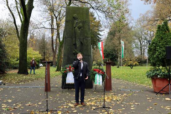 Der aus der Ukraine stammende Ihor Tymoshenko sang am Gedenktag zwei Lieder (Foto: Stadt Herten). Der aus der Ukraine stammende Ihor Tymoshenko sang am Gedenktag zwei Lieder (Foto: Stadt Herten).