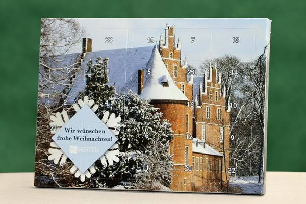 Das verschneite Hertener Wasserschloss dient dem Adventskalender, der mit Lindt-Schokolade gefüllt ist, in diesem Jahr als Motiv. 