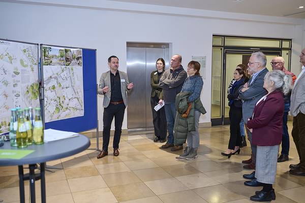David Theidel, als Vertreter der GREENBOX LANDSCHAFTSARCHITEKTEN, dem ersten Preisträger, stellte die Planungen vor (Foto: Martin Schmüdderich).