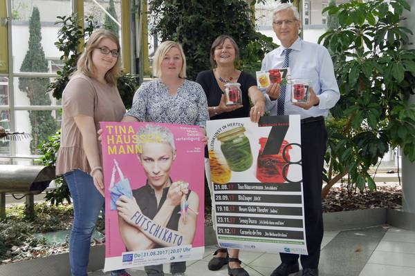 Laura Kusemann (Kulturbüro), Maresa Kallmeier (Gleichstellungsbeauftragte), Bettina Hahn (Kulturbüro) und Wilhelm Uhlenbruch (Leiter Marketing, Volksbank Ruhr Mitte) stellen das 7nach8-Programm 2017/2018 vor.