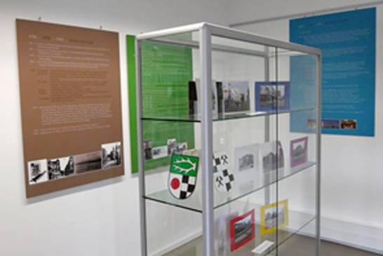 'Alles wurde heller auch der Himmel'– So lautet der Titel der Ausstellung, die im Jahr 2011 anlässlich des 75-jährigen Jubiläums der Hertener Stadtwerdung konzipiert wurde. 'Alles wurde heller auch der Himmel'– So lautet der Titel der Ausstellung, die im Jahr 2011 anlässlich des 75-jährigen Jubiläums der Hertener Stadtwerdung konzipiert wurde.