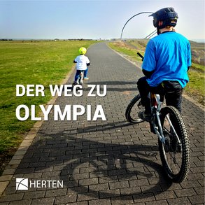 Kleiner Junge und Jugendlicher mit Fahrrad auf Halde Hoheward