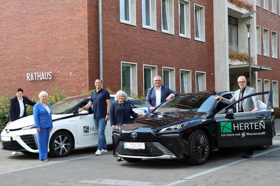 Oliver Rutkiewicz sowie Dietlinde Stüben-Endres (Inhaberin) vom Autohaus Glückauf GmbH & Co. KG, Gregor Born, Bereichsleiter ZBH-Abfallwirtschaft, Stadtbaurätin Janine Feldmann, Frank Still (Key Account Project Manager) der Toyota Deutschland GmbH und Bürgermeister Matthias Müller freuen sich über den neuen Wagen im Fahrzeugpool der Stadt Herten. Oliver Rutkiewicz sowie Dietlinde Stüben-Endres (Inhaberin) vom Autohaus Glückauf GmbH & Co. KG, Gregor Born, Bereichsleiter ZBH-Abfallwirtschaft, Stadtbaurätin Janine Feldmann, Frank Still (Key Account Project Manager) der Toyota Deutschland GmbH und Bürgermeister Matthias Müller freuen sich über den neuen Wagen im Fahrzeugpool der Stadt Herten.