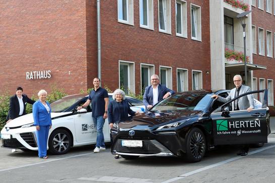 Oliver Rutkiewicz sowie Dietlinde Stüben-Endres (Inhaberin) vom Autohaus Glückauf GmbH & Co. KG, Gregor Born, Bereichsleiter ZBH-Abfallwirtschaft, Stadtbaurätin Janine Feldmann, Frank Still (Key Account Project Manager) der Toyota Deutschland GmbH und Bürgermeister Matthias Müller freuen sich über den neuen Wagen im Fahrzeugpool der Stadt Herten.