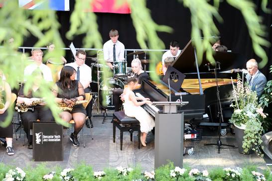 Sorgte beim Jubiläumsfestakt für ein besonderes musikalisches Highlight am Flügel: die Nachwuchspianistin Zijin Jiang von der Musikschule Herten. (Foto: Stadt Herten_Marco Baron) Sorgte beim Jubiläumsfestakt für ein besonderes musikalisches Highlight am Flügel: die Nachwuchspianistin Zijin Jiang von der Musikschule Herten. (Foto: Stadt Herten_Marco Baron)