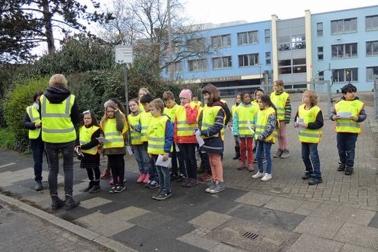 Die Klasse 3c ist gemeinsam mit der Kinderfreundin Beate Kleibrink vor der Schule unterwegs.