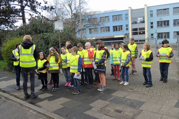 Die Klasse 3c ist gemeinsam mit der Kinderfreundin Beate Kleibrink vor der Schule unterwegs.