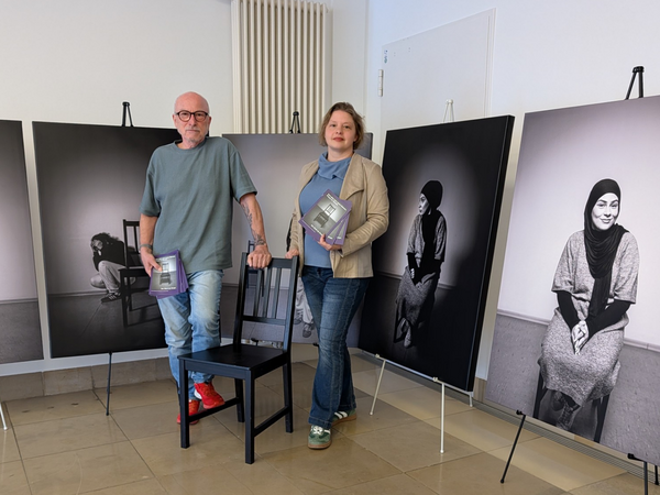 Ausstellung „Vom alten zum neuen Rahmen. Frauen im Wandel. Der Stuhl als Zeuge.“