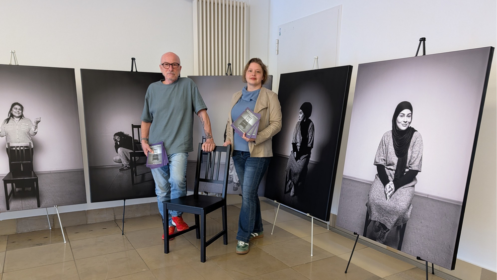 Ausstellung „Vom alten zum neuen Rahmen. Frauen im Wandel. Der Stuhl als Zeuge.“