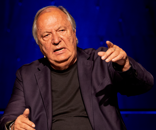 Wilfried Schmickler will seriös unterhalten, gut gelaunt rumnörgeln, abendfüllend aufheitern, mit Text-Kaskaden, Schmäh-Tiraden und Spott-Gesängen (Foto: A.Kiß_Kreuztalkultur).