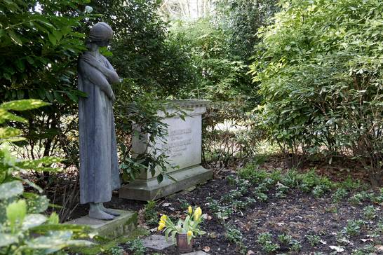 Die Friedhofsverwaltung prüft wieder die Standfestigkeit der Grabsteine auf den kommunalen Friedhöfen. Witterungseinflüsse wie Frost, Hitze und Regen können die Standsicherheit erheblich beeinflussen. Die Friedhofsverwaltung prüft wieder die Standfestigkeit der Grabsteine auf den kommunalen Friedhöfen. Witterungseinflüsse wie Frost, Hitze und Regen können die Standsicherheit erheblich beeinflussen.
