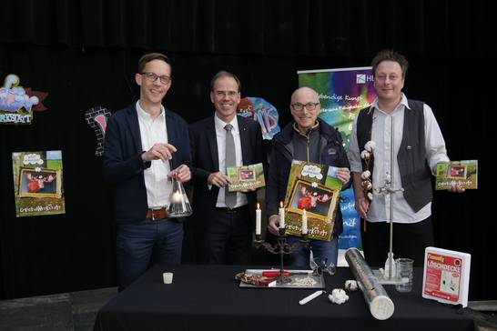 (v.l.n.r.) Dr. Rupert Scheuer (TU Dortmund), Ingo Abrahams (Volksbank Ruhr Mitte), Bürgermeister Fred Toplak und Thomas Buchenai (Leiter CreativWerkstatt) stellten das neue Programm für 2018 vor.