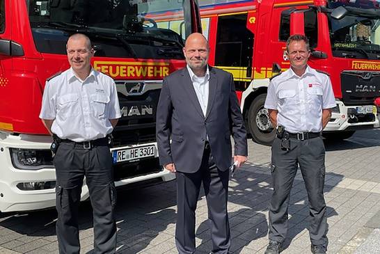 Dr. Oliver Lind (Mitte), Stadtkämmerer und Beigeordneter für Finanzen, Ordnung und Feuerschutz, Jörg Stier (l.), kommissarischer Leiter der Feuerwehr und Thorsten Geldermann, Leiter der Abteilung Technik, bei der Vorstellung der neuen Drehleiter der Feuerwehr Herten. (Foto: Stadt Herten/S. Seibel)