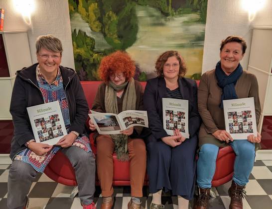 Die Seniorenbeirats-Mitglieder Munevera Ackermann (r.), Rita Ludwig und Claudia Heinrichs (v.l.) bilden mit Ruth Heppner das Redaktionsteam der Zeitung "Kiosk". Sie präsentieren die Erstausgabe der Hertener Publikation für Seniorinnen und Senioren gemeinsam mit Stefanie Hasler (2.v.r.) von der Stadtverwaltung. Die Seniorenbeirats-Mitglieder Munevera Ackermann (r.), Rita Ludwig und Claudia Heinrichs (v.l.) bilden mit Ruth Heppner das Redaktionsteam der Zeitung "Kiosk". Sie präsentieren die Erstausgabe der Hertener Publikation für Seniorinnen und Senioren gemeinsam mit Stefanie Hasler (2.v.r.) von der Stadtverwaltung.