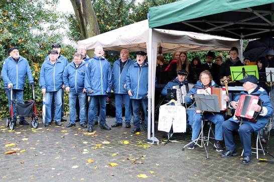 Der Shanty-Chor Herten singt das „Abendgebet am Kai“ anlässlich der Gedenkveranstaltung zum Volkstrauertag 2024 in Herten. (Foto: Stadt Herten_Marco Baron) Der Shanty-Chor Herten singt das „Abendgebet am Kai“ anlässlich der Gedenkveranstaltung zum Volkstrauertag 2024 in Herten. (Foto: Stadt Herten_Marco Baron)