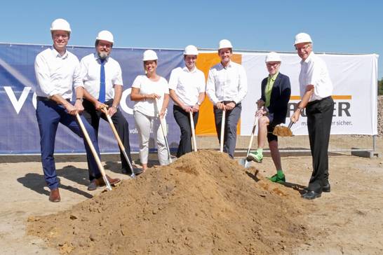 (v.l.) Geschäftsführer der Vollack GmbH Johannes Swodenk, Kämmerer Matthias Steck, zweite stellvertretende Bürgermeisterin Silvia Godde, Standortleiter in Bochum, Christian Jessl, Projektkoordinator Mark Bauder, Bürgermeister Fred Toplak und Geschäf