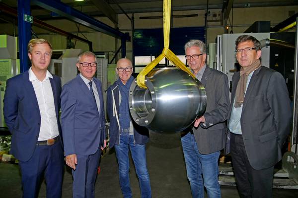 Die Geschäftsführer Stephan Neises und Günter Neises, Bürgermeister Fred Toplak, Peter Brautmeier, Fachbereichsleiter Wirtschaft &amp; Arbeit und Michael Blume, Leiter der Wirtschaftsförderung beim Unternehmensbesuch.