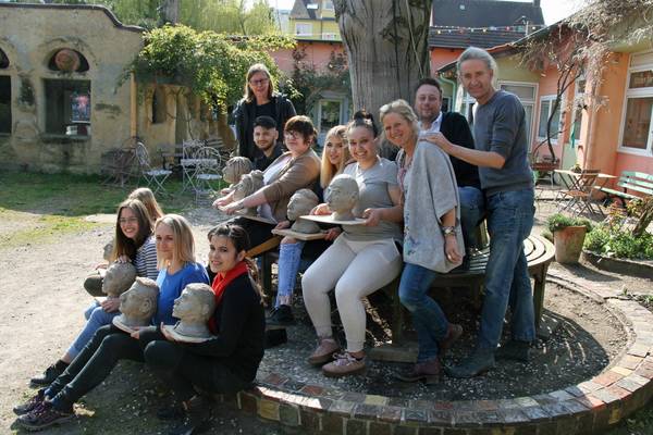 Das Pilotprojekt Kultur macht fit war ein voller Erfolg. Die Teilnehmenden, VHS Leiterin Monika Engel, Thomas Buchenau von der CreativWerkstatt und die Worshop Leitungen Monika Knoop-Tausch und Achim Tausch präsentieren stolz ihre Ergebnisse.   