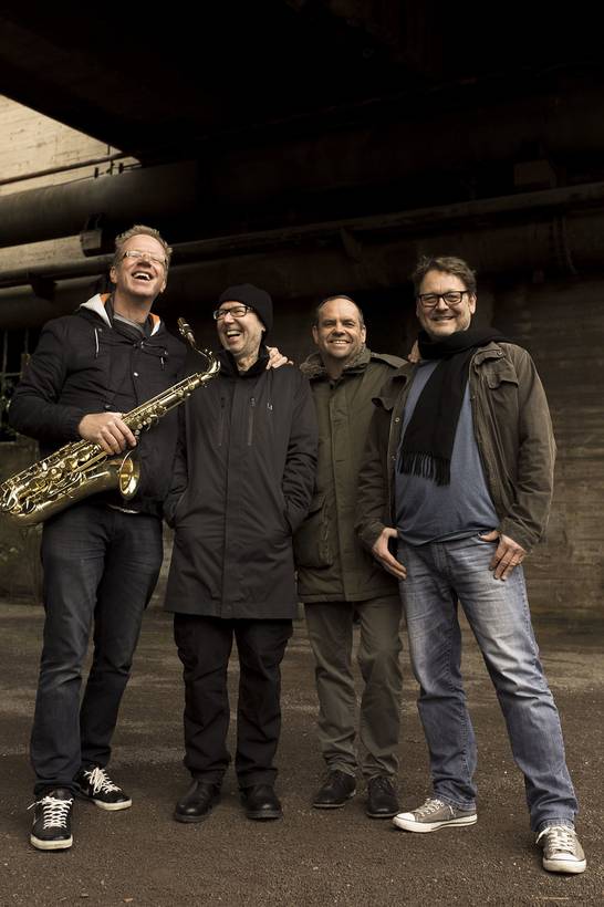 Ozzy Ostermann alias Georg Göbel-Jakobi tritt mit seiner Band im Klangraum Glashaus auf. (Foto: Luise Jakobi)